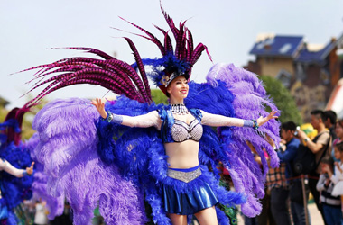 剪紙、草編、糖畫、面塑、二人轉(zhuǎn)、評(píng)彈